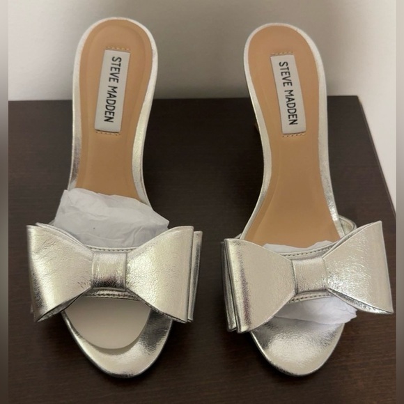 Steve Madden Belindo Silver Kitten
Fashion Bow Heels - Picture 2 of 6